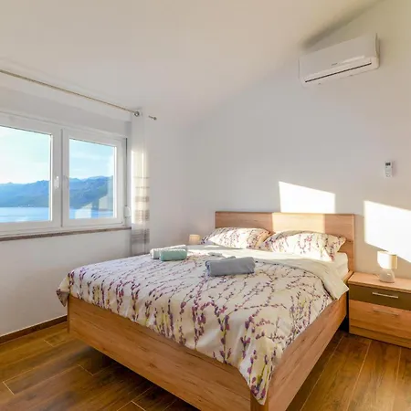 Feriehus 4 Bedroom Cozy In Rovanjska