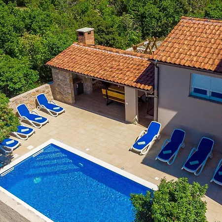 4 Bedroom Cozy In Holiday home