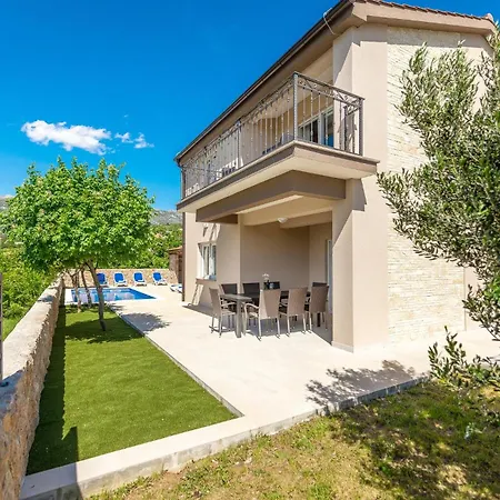 Casa de Férias 4 Bedroom Cozy In Rovanjska