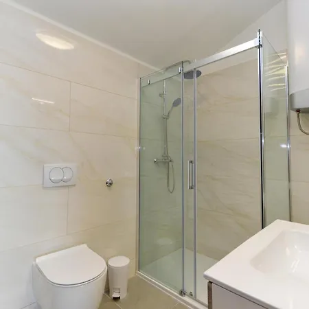 4 Bedroom Cozy In Holiday home *