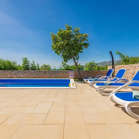 Holiday home 4 Bedroom Cozy In Rovanjska