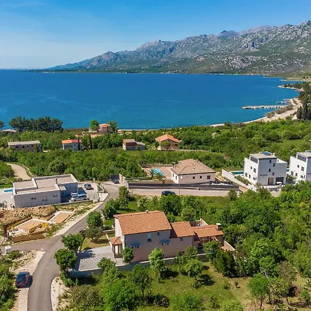 4 Bedroom Cozy In Rovanjska