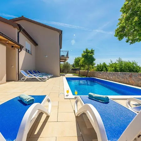 4 Bedroom Cozy In Casa de Férias *