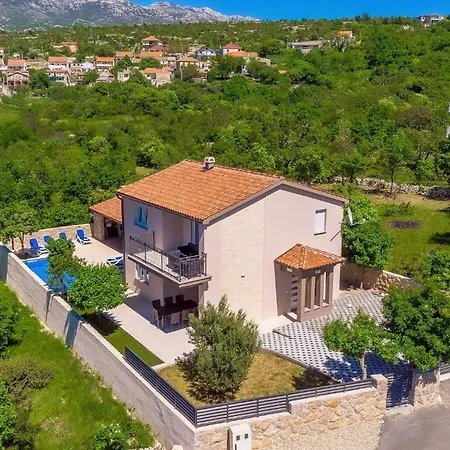 4 Bedroom Cozy In Holiday home
