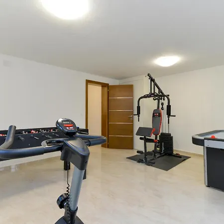4 Bedroom Cozy In Holiday home *