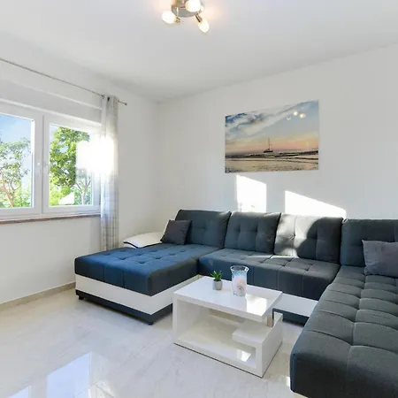 Semesterbostad 4 Bedroom Cozy In Rovanjska