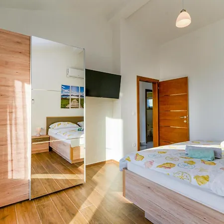 4 Bedroom Cozy In Holiday home *