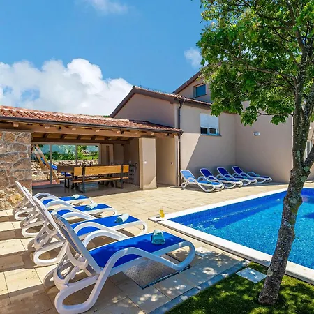 4 Bedroom Cozy In Holiday home