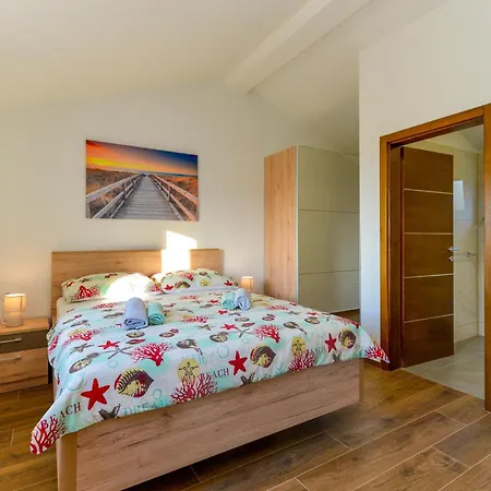 Holiday home 4 Bedroom Cozy In Rovanjska
