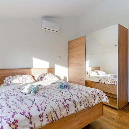 Holiday home 4 Bedroom Cozy In Rovanjska